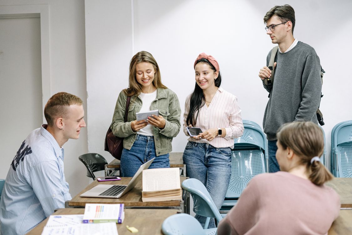 学生围坐在桌边交流想法